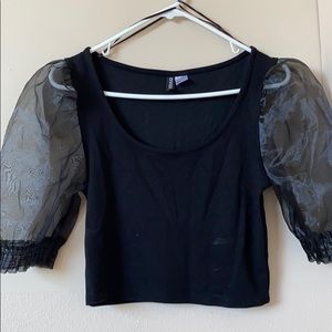 HM Divided puff sleeved top